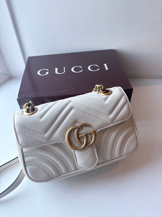 Chain strap handbag