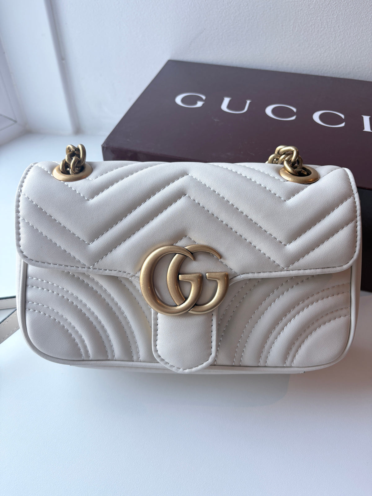 Chain strap handbag